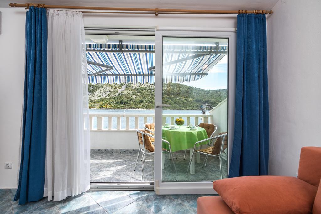 Apartments Mirko Vinišće Стая снимка
