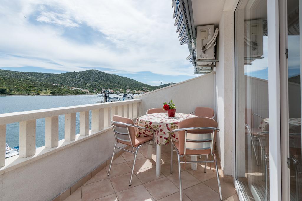 Apartments Mirko Vinišće Стая снимка
